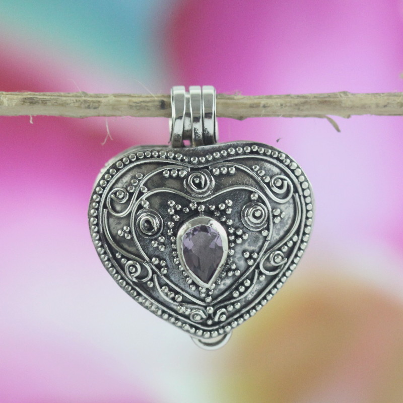 Liontin Perak Box Love