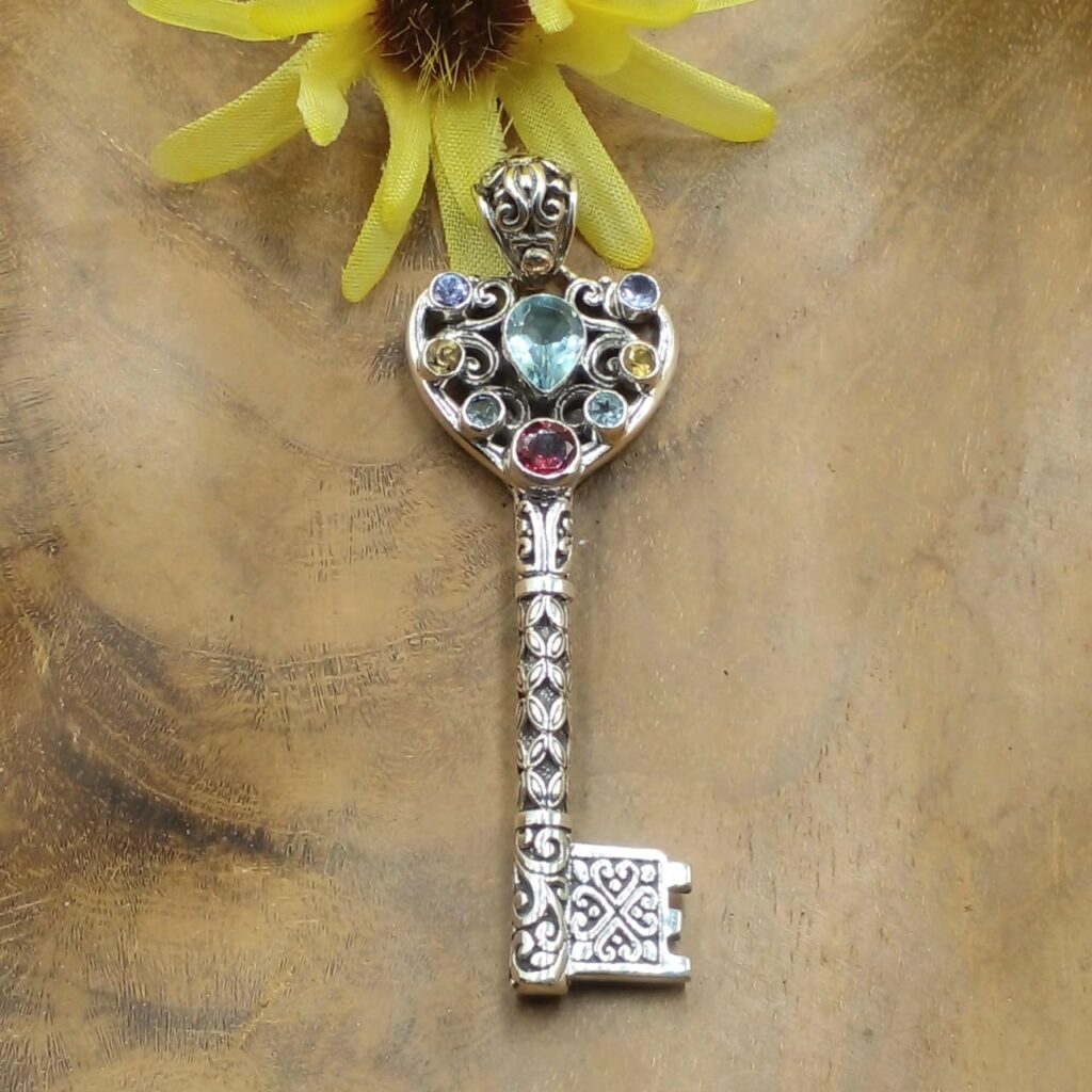 Liontin Kunci Perak Bali