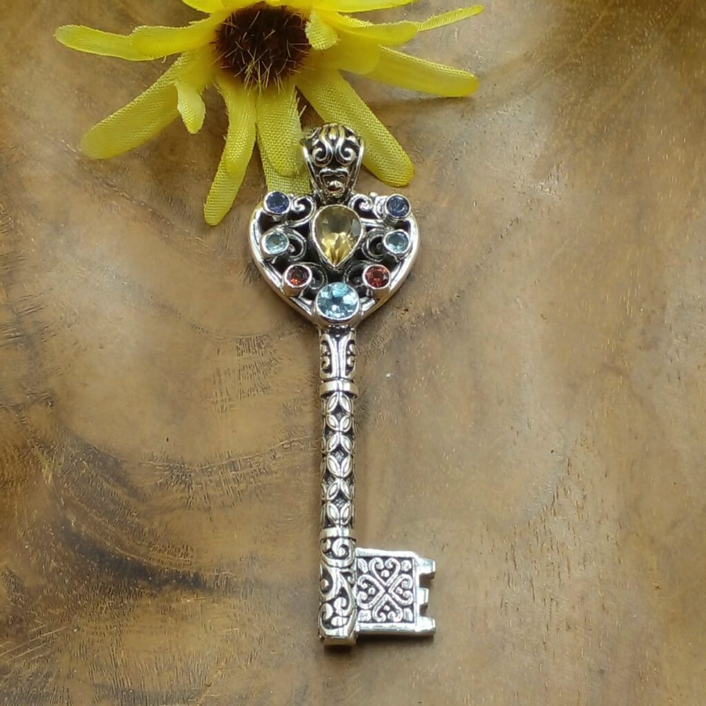 Liontin Kunci Perak Bali