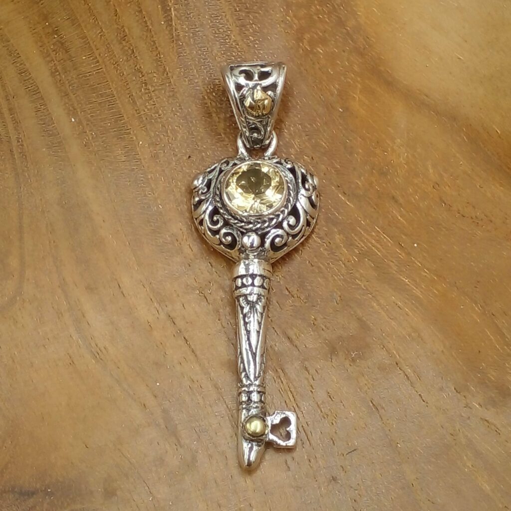 Liontin Kunci Perak Bali