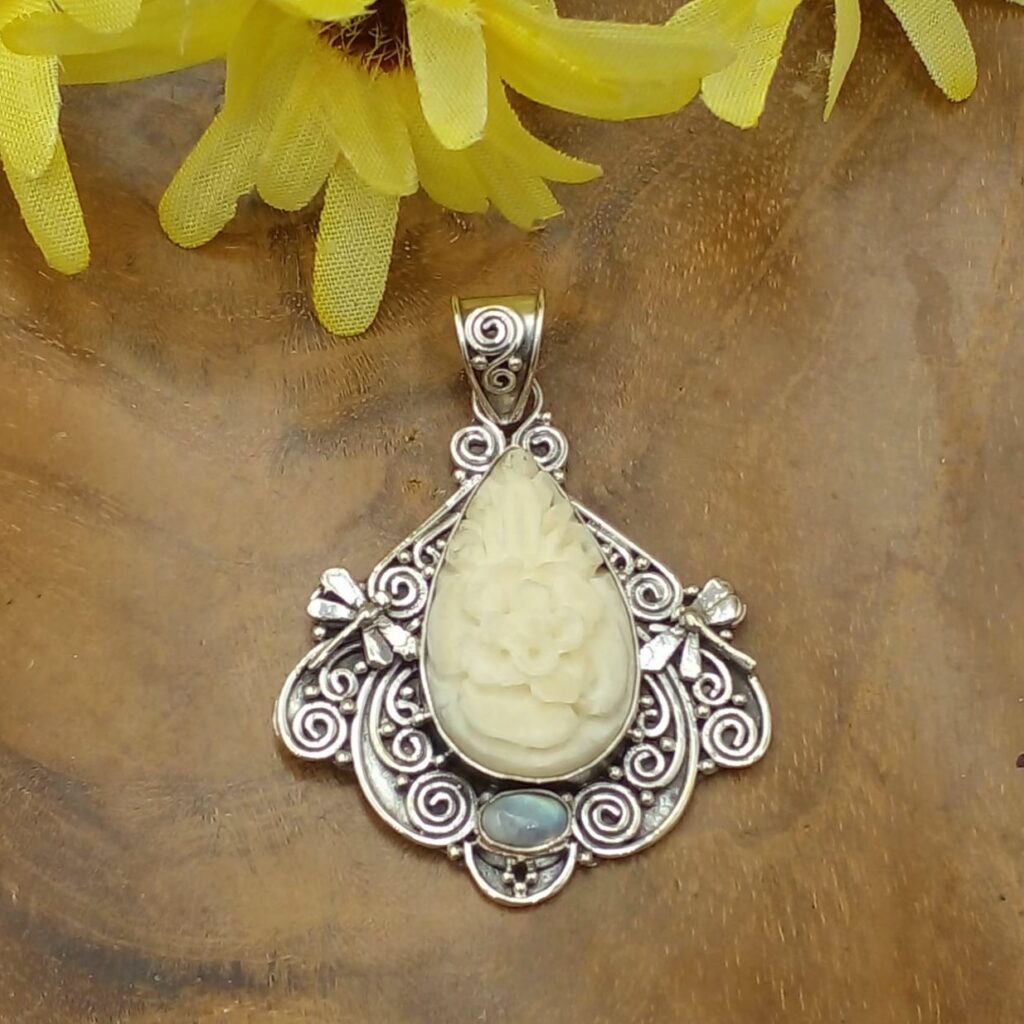 Liontin Perak Ukiran Bali