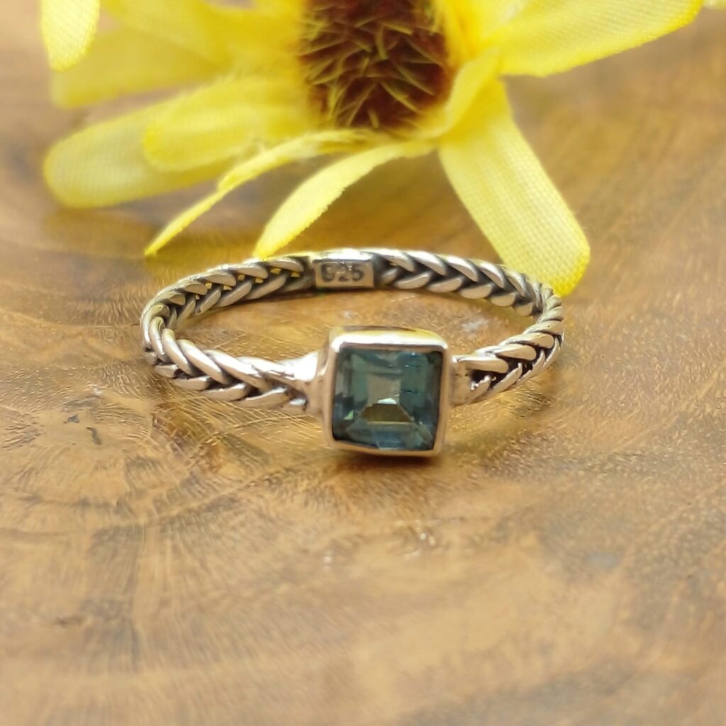 Cincin Perak Jalin Permata Kotak