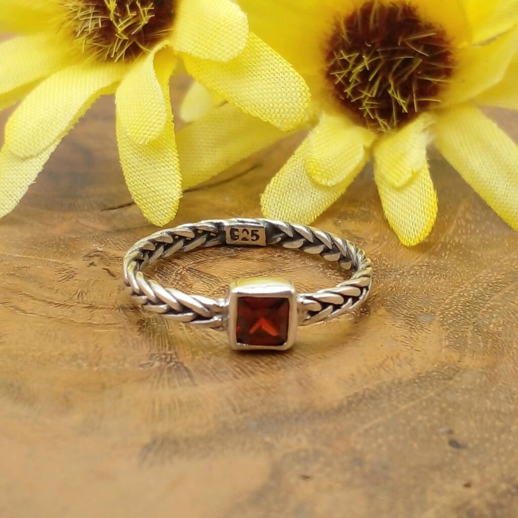 Cincin Perak Jalin Permata Kotak